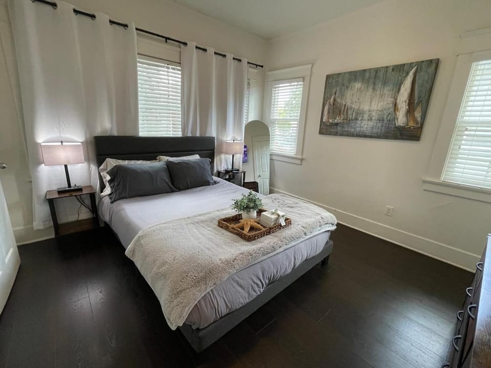 Spacious Family Oasis - Parking & Fenced Yard House in Long Beach