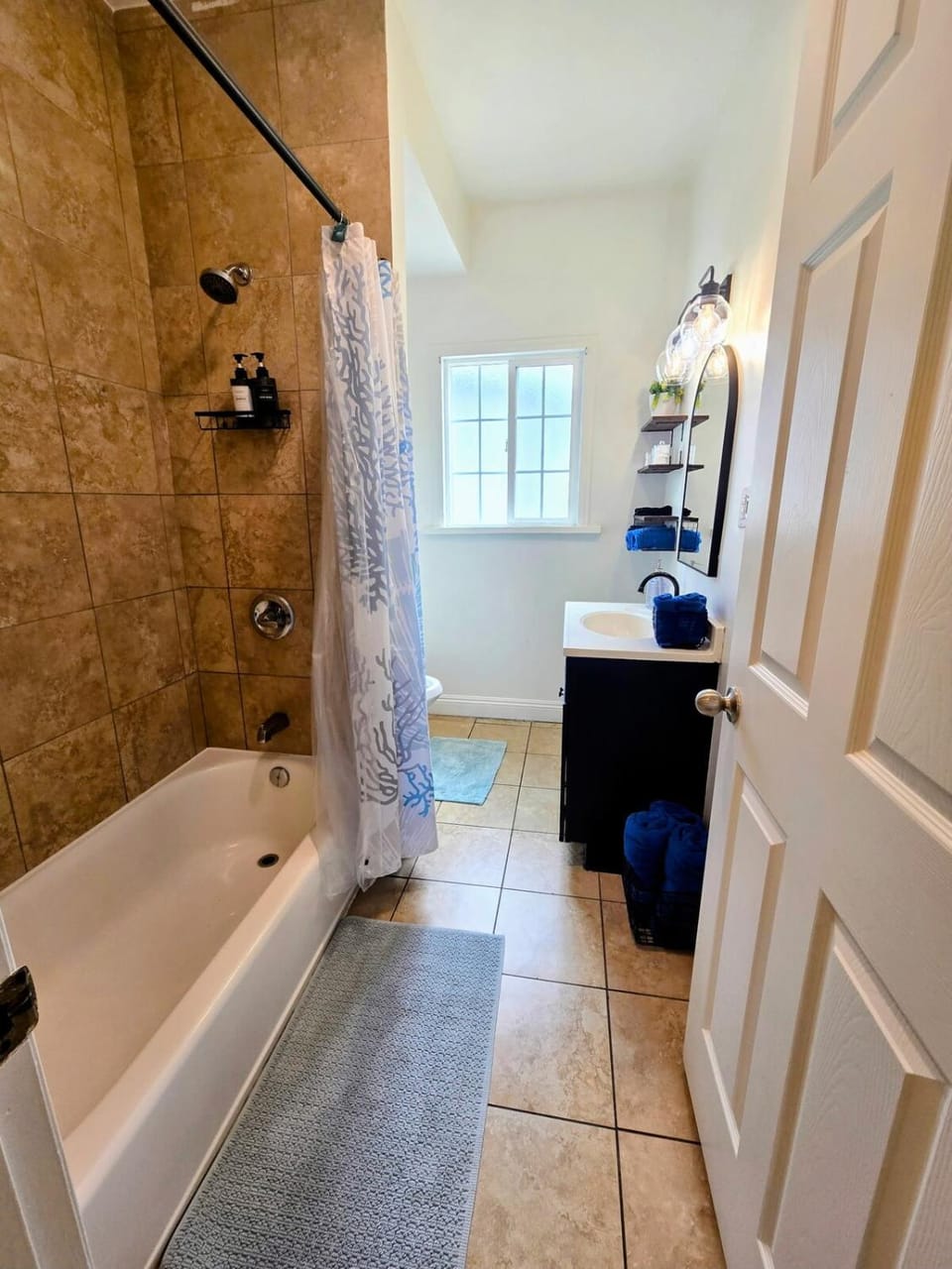 Spacious Family Oasis - Parking & Fenced Yard House in Long Beach