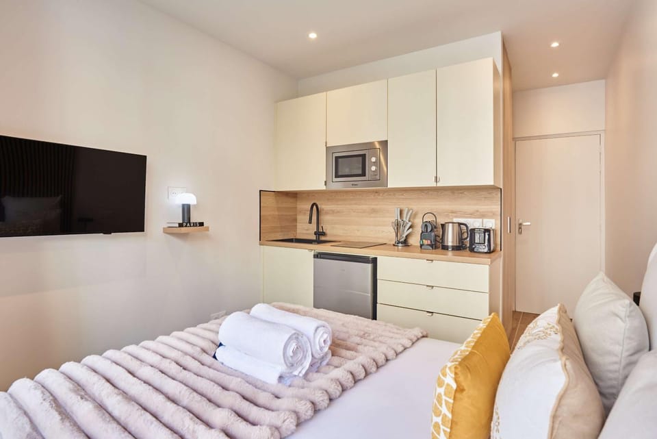Bed, Kitchen or kitchenette