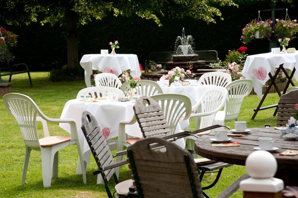 Restaurant/places to eat, Spring, Garden, Seating area, Garden view