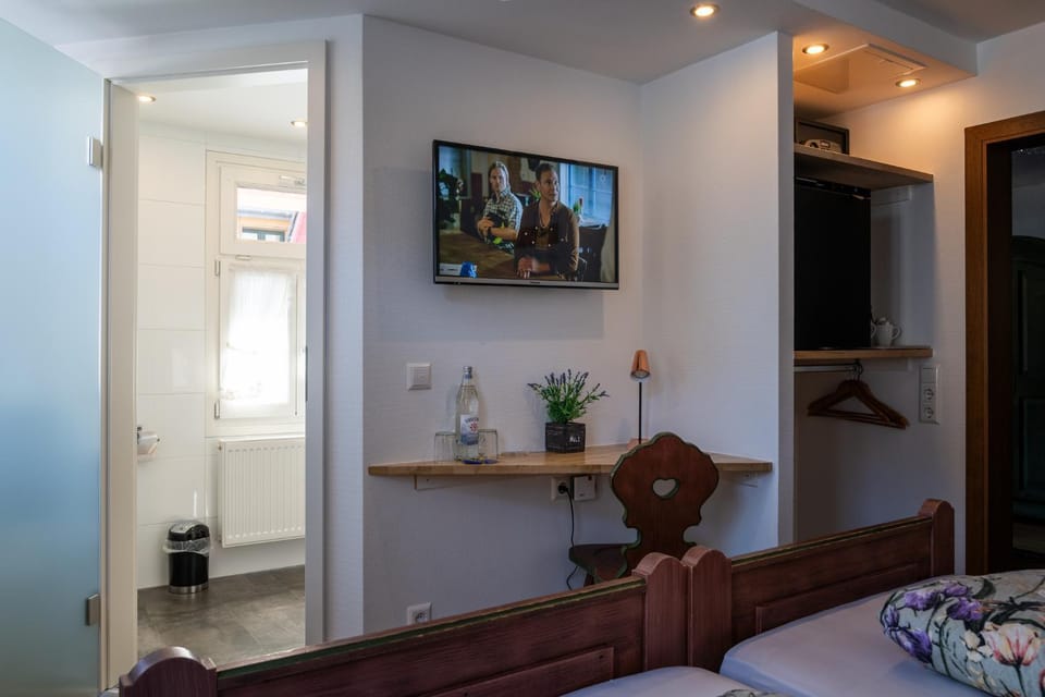 Communal lounge/ TV room, TV and multimedia, Living room, air conditioner