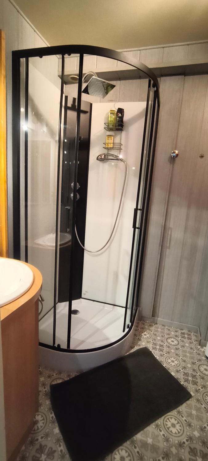 Close to all local amenities, 4 min walk to busway House in Rezé