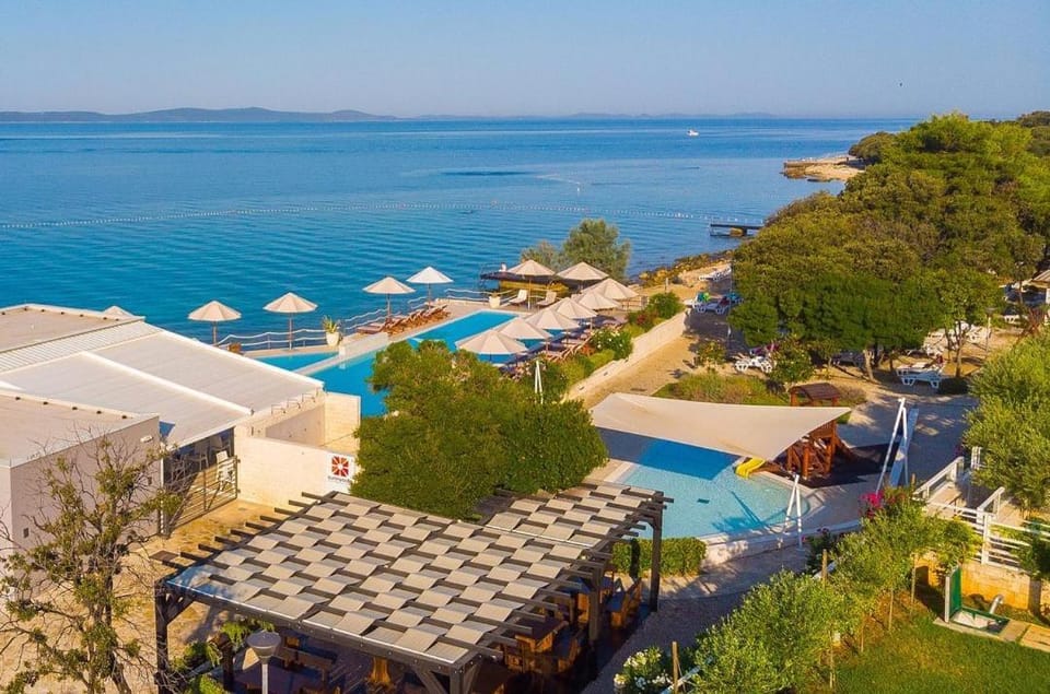 Restaurant/places to eat, Beach, Swimming pool