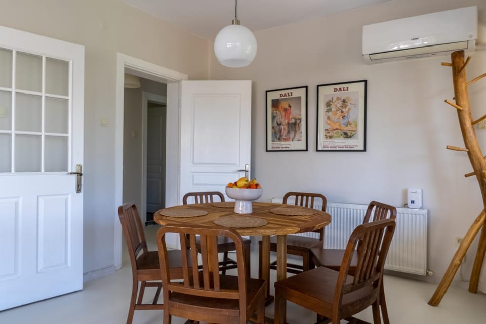 Living room, Dining area, air conditioner