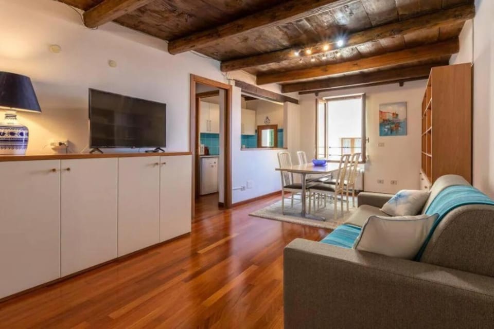 Communal lounge/ TV room, TV and multimedia, Kitchen or kitchenette, Living room, Seating area, Dining area, Evening entertainment
