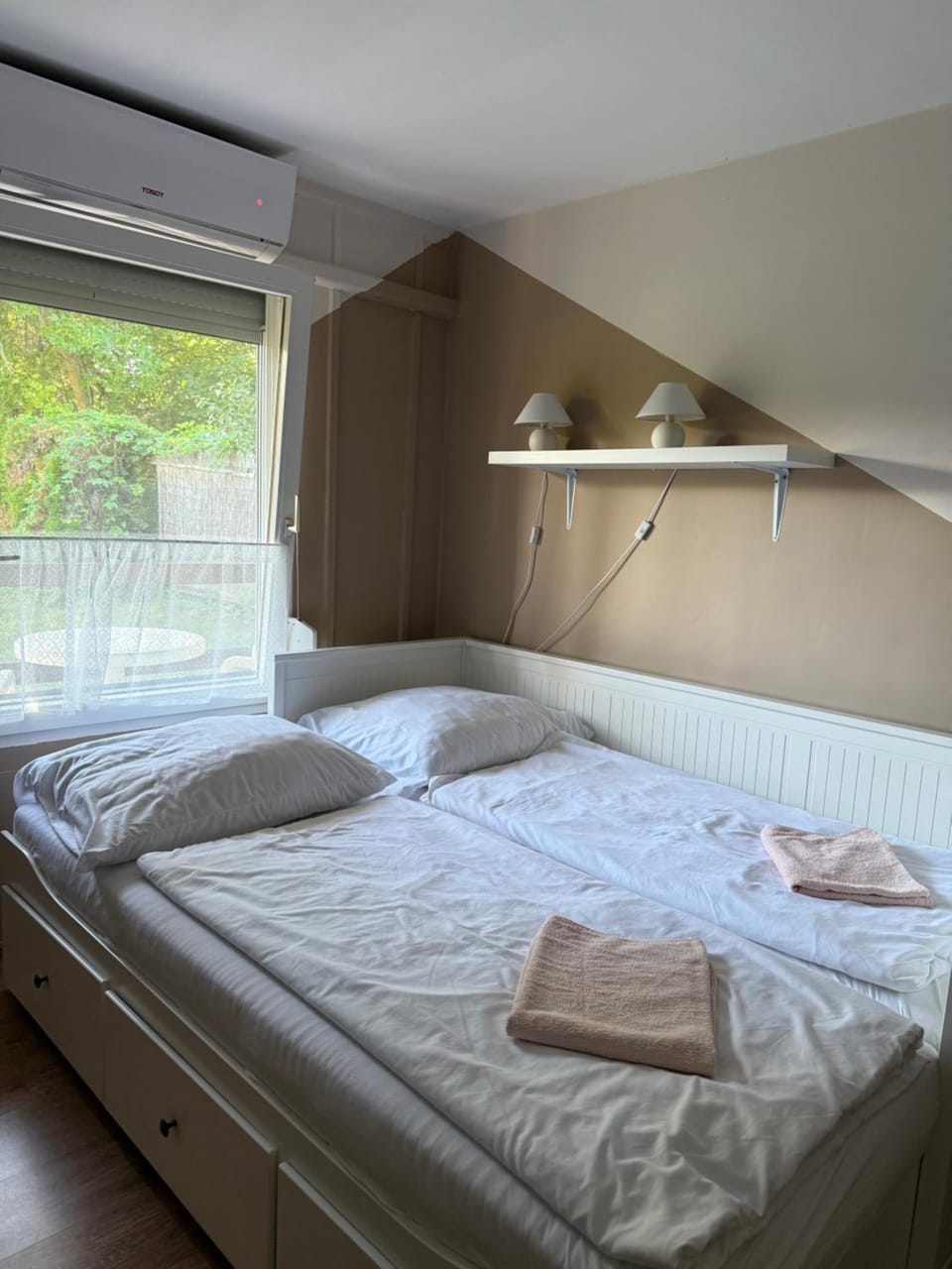 Bed, Photo of the whole room, towels
