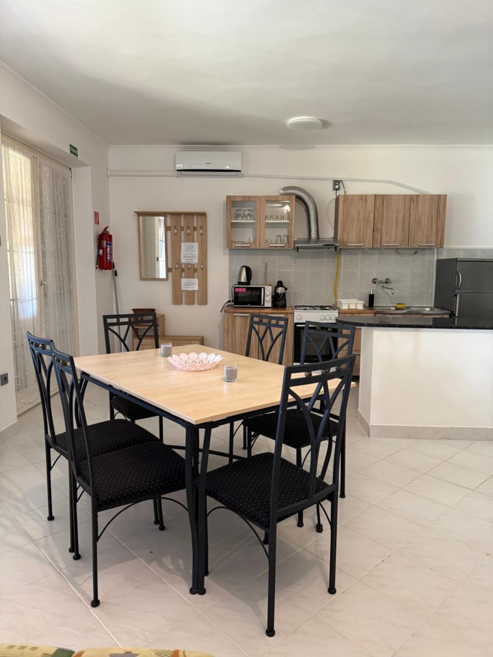 Kitchen or kitchenette, Living room, Seating area, Dining area, pet friendly, stove, air conditioner