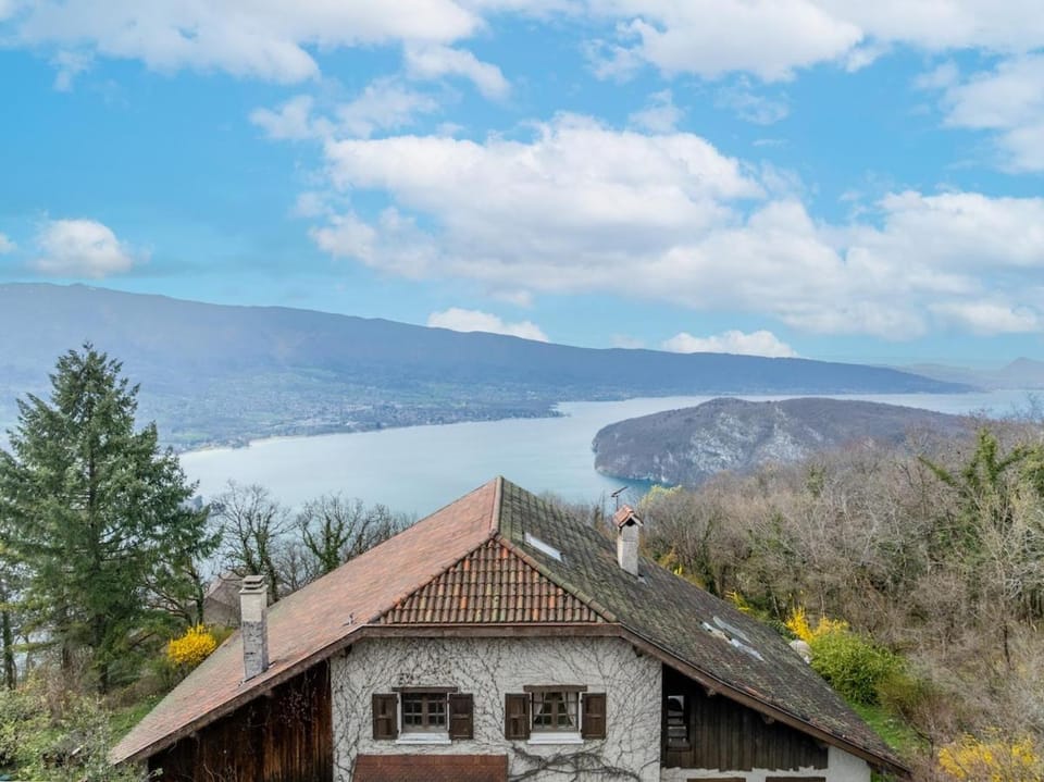 Grand chalet vue lac et montagne Chalet in Talloires