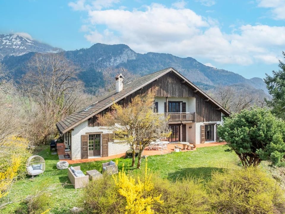 Grand chalet vue lac et montagne Chalet in Talloires
