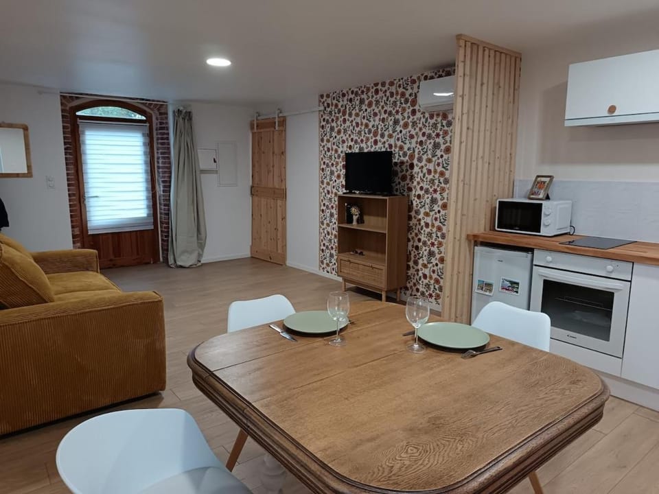Studio climatisé avec terrasse à 2 min de la plage et du lac Apartment in Auvergne-Rhône-Alpes