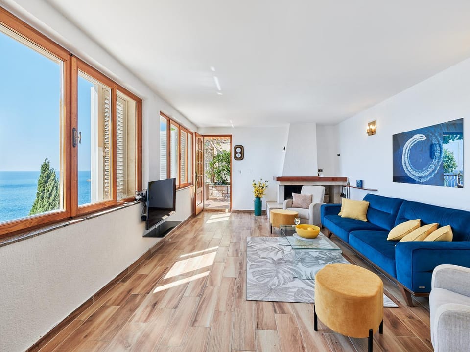 Communal lounge/ TV room, TV and multimedia, Living room, Seating area, Sea view