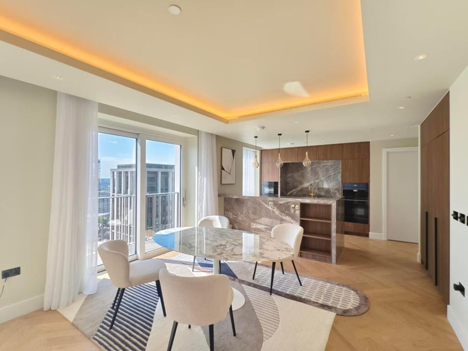 Luxury 3BR Apartment - Westfield & Central Line Apartment in London