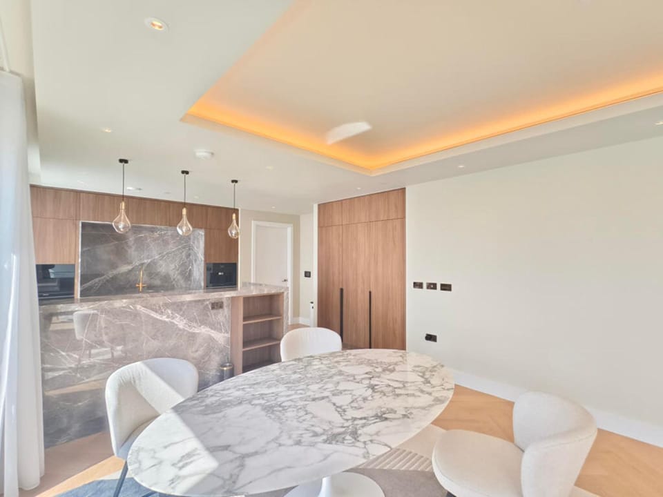 Luxury 3BR Apartment - Westfield & Central Line Apartment in London