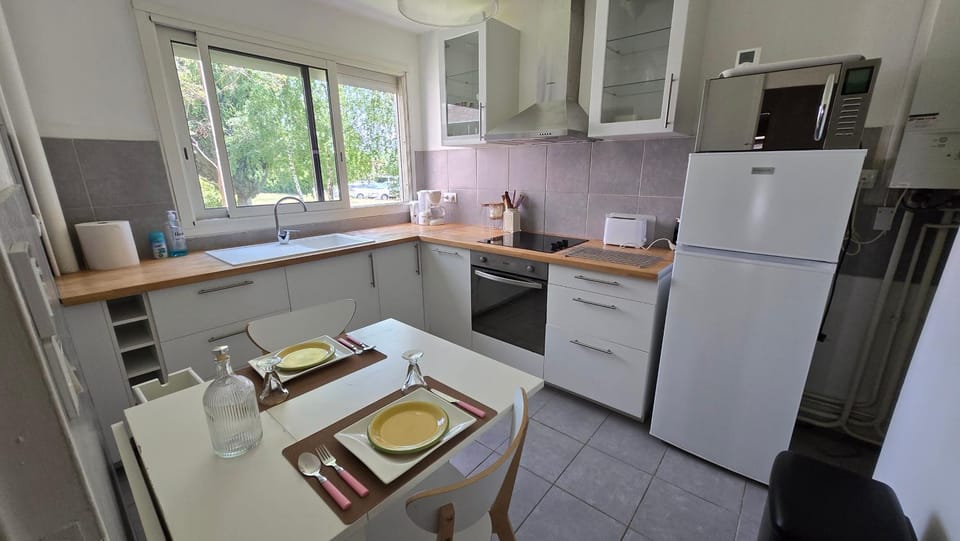 Coffee/tea facilities, Kitchen or kitchenette, Dining area, oven, stove, toaster