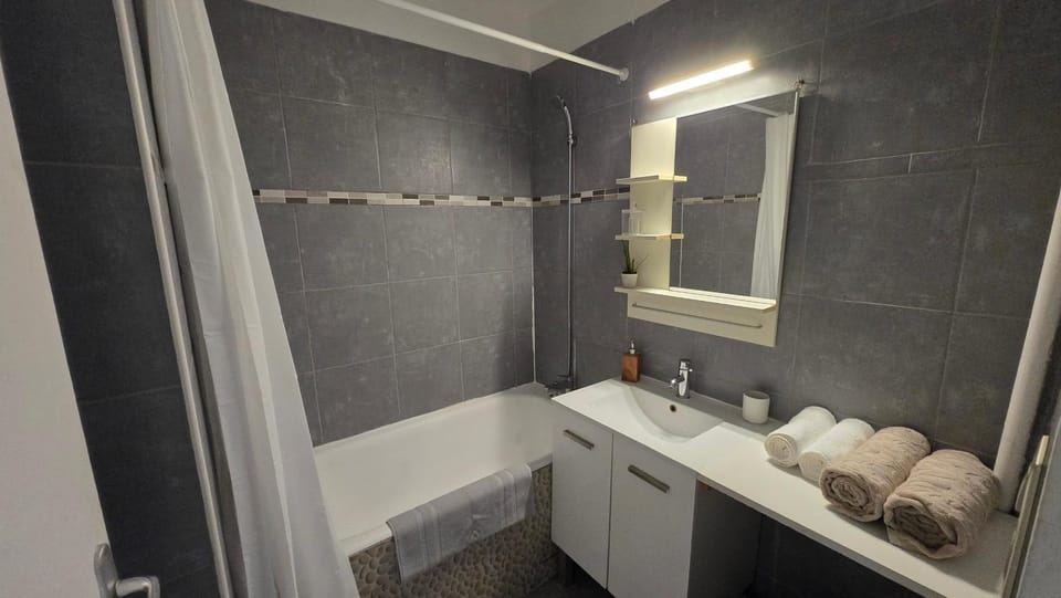 Bathroom, Bath, towels