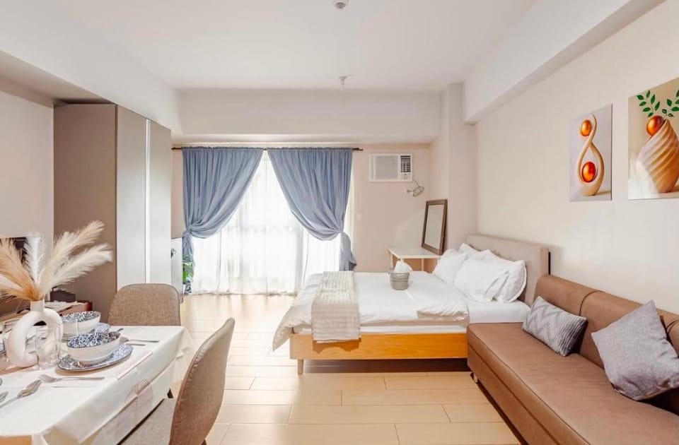 Property building, Bed, Living room, Photo of the whole room, Seating area, Bedroom, towels