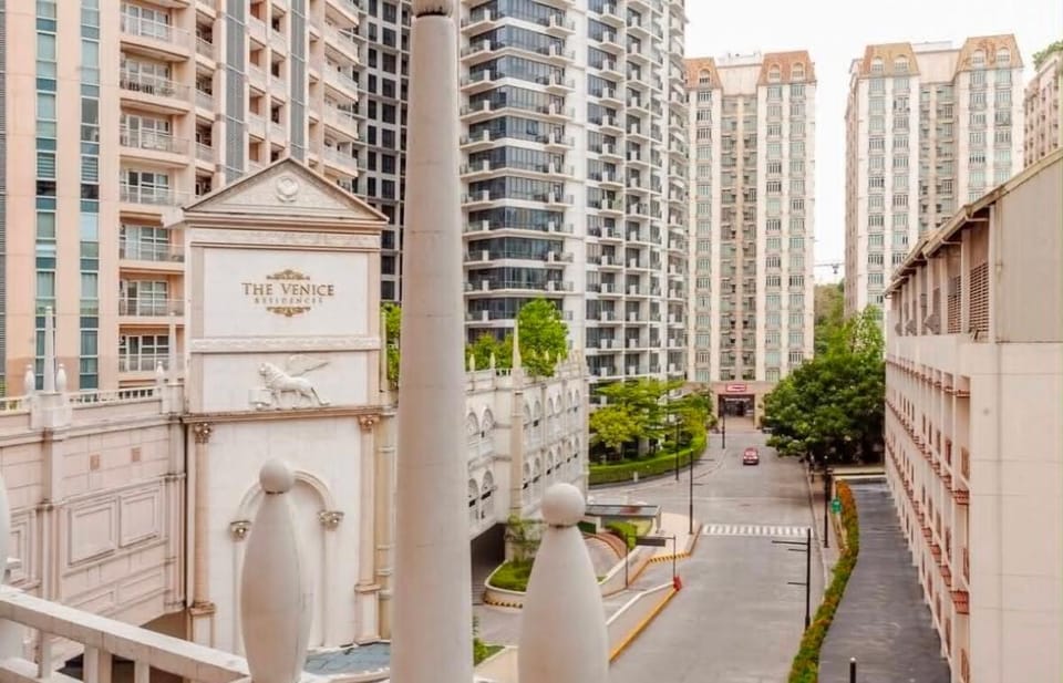 Property building, Day, Neighbourhood, City view, Street view, Location, Parking