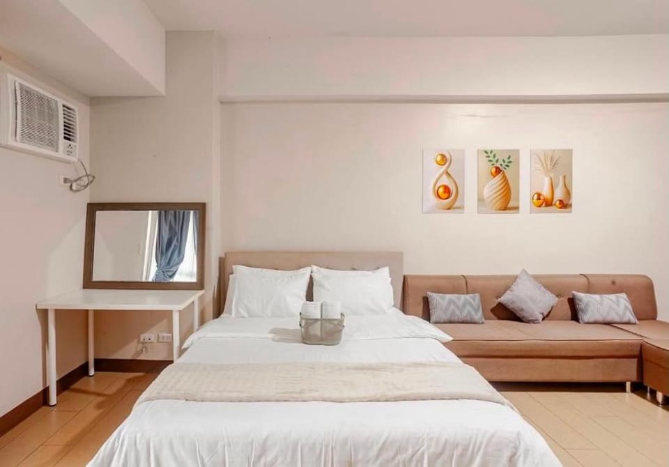 Bed, TV and multimedia, Living room, Photo of the whole room, Seating area, Bedroom, air conditioner