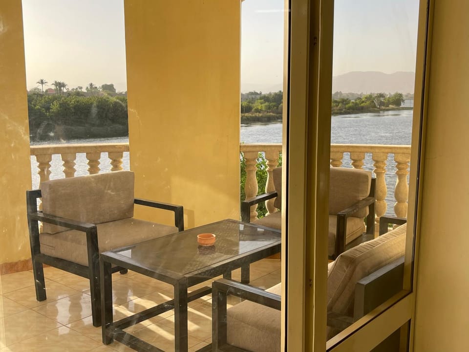 Natural landscape, Balcony/Terrace, Seating area, River view