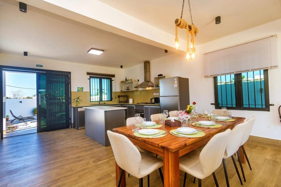 Seating area, kitchen