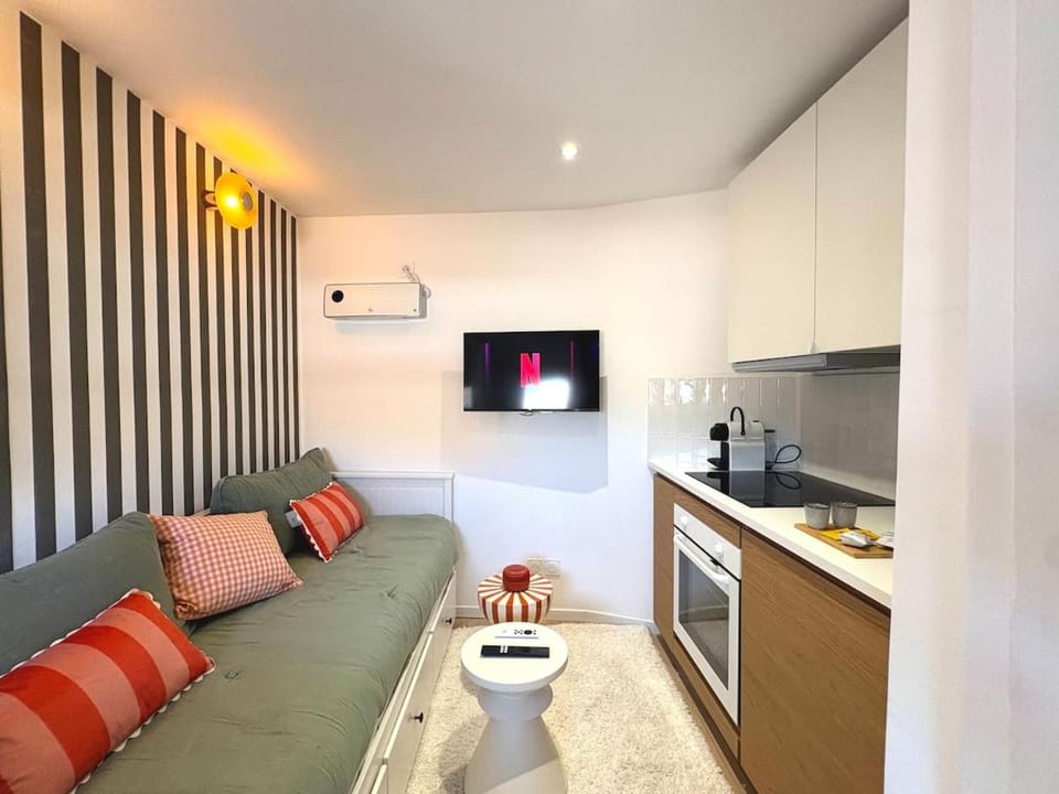 TV and multimedia, Kitchen or kitchenette, Living room, Seating area