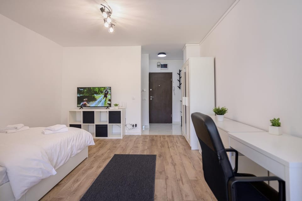 Bed, TV and multimedia, Bedroom