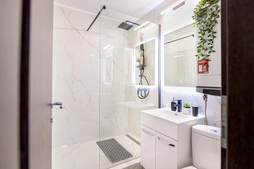 Shower, Toilet, Bathroom, towels
