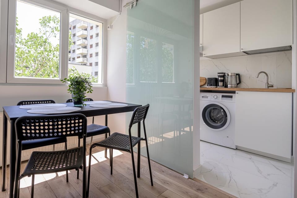 Coffee/tea facilities, Kitchen or kitchenette, Dining area, oven, stove, toaster, washing machine
