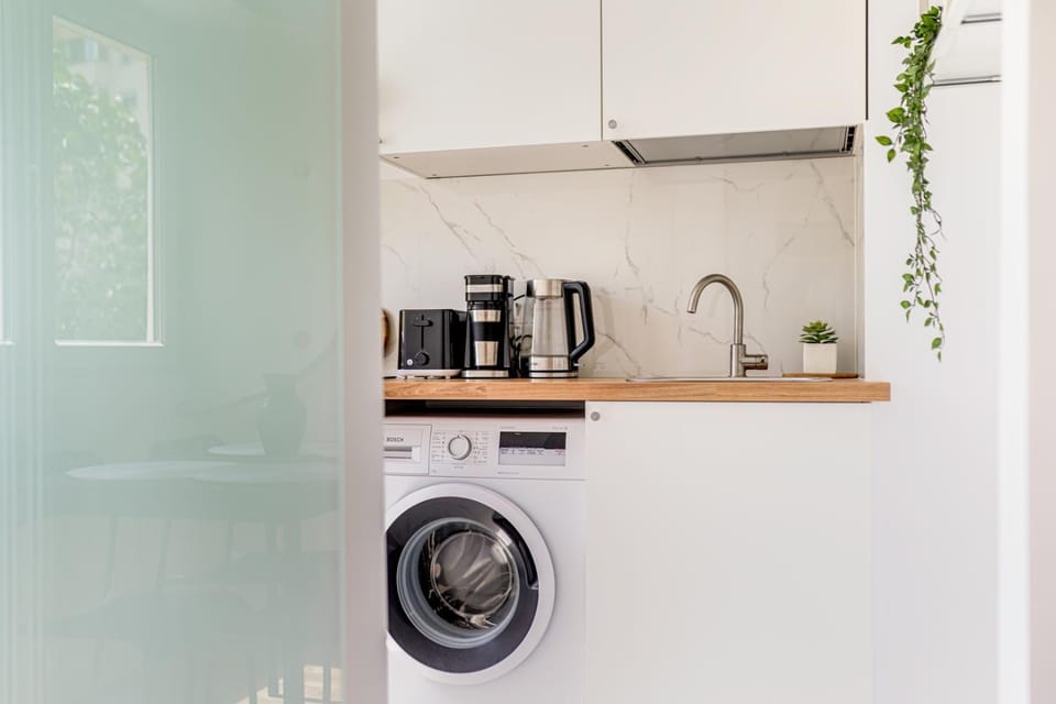 Coffee/tea facilities, Kitchen or kitchenette, stove, toaster, washing machine