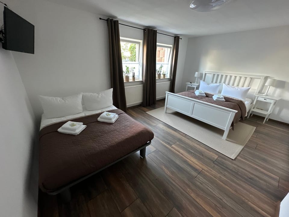 Bed, TV and multimedia, Photo of the whole room, Bedroom, towels