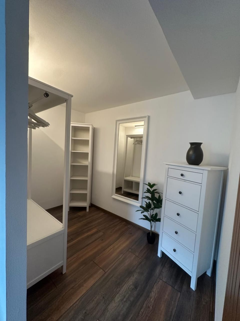 Photo of the whole room, Bedroom, wardrobe