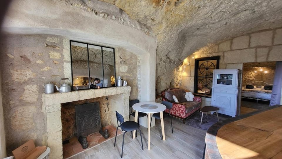 Troglogite creusé dans la roche 1 House in Centre-Val de Loire