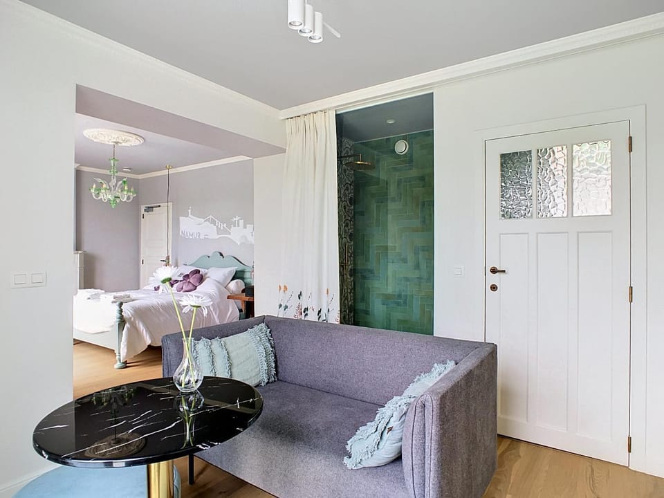 Shower, Seating area
