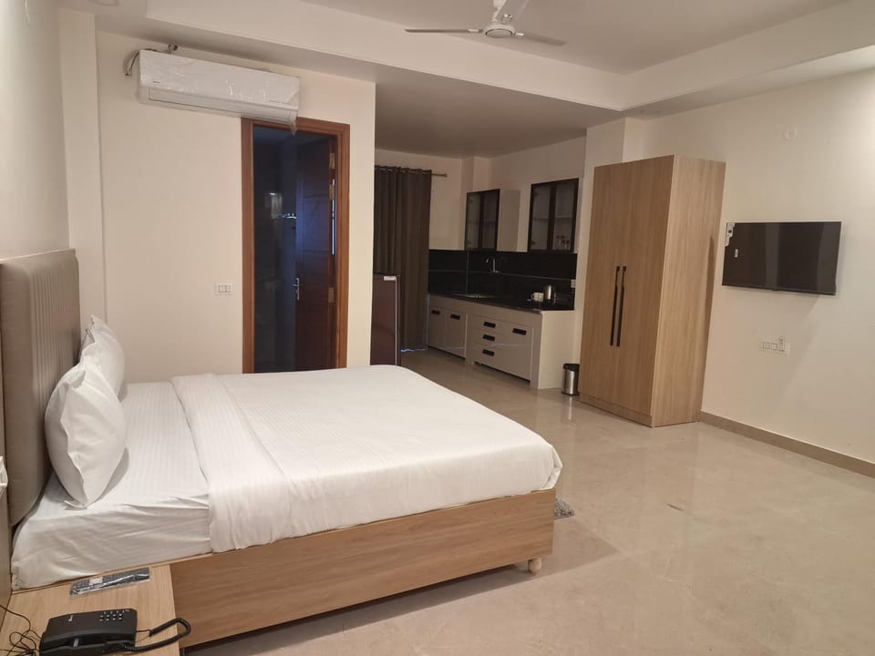 Bedroom, Entertainment, flat iron, internet, air conditioner