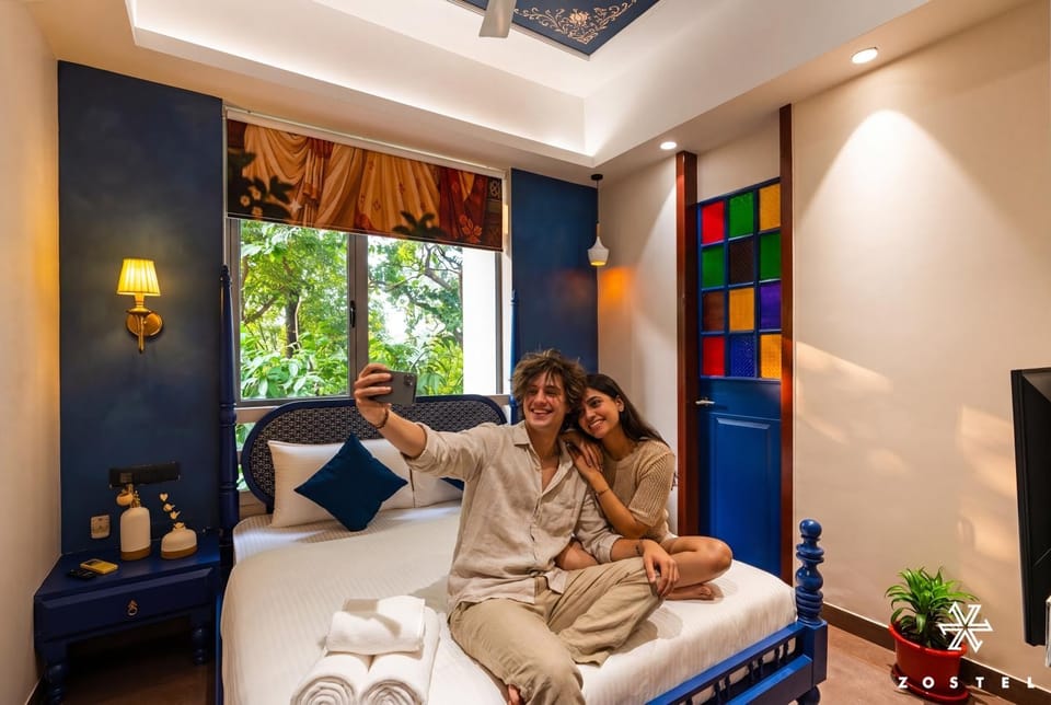 Bed, People, TV and multimedia, Photo of the whole room, Guests