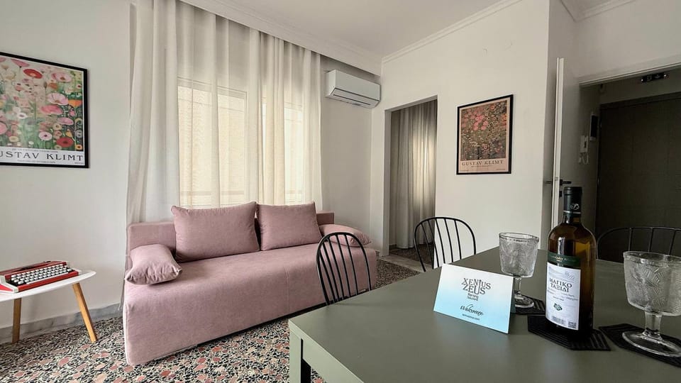 Kitchen or kitchenette, Living room, Seating area, Dining area, air conditioner