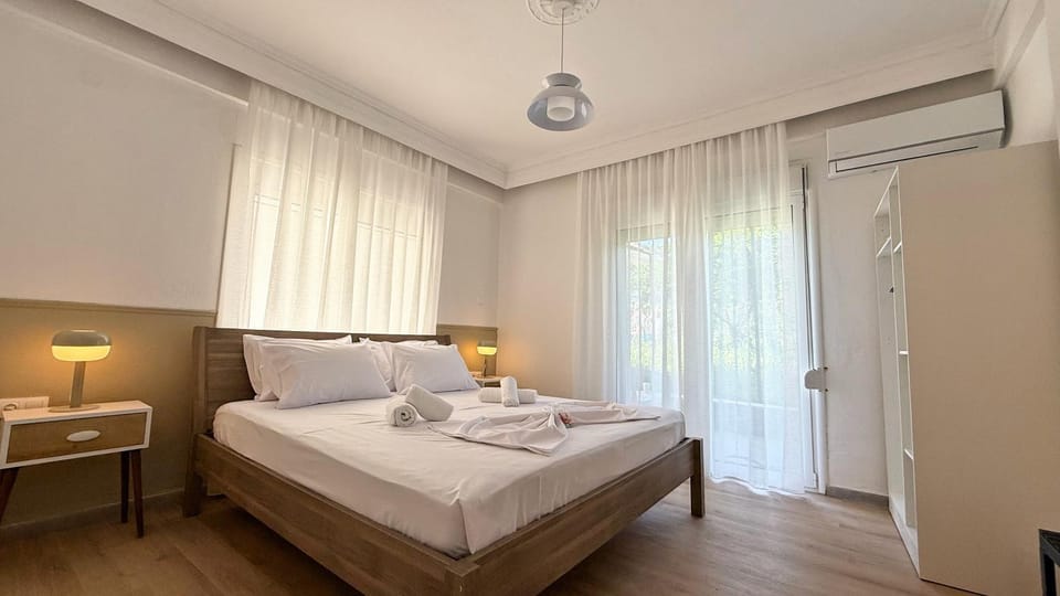 Bed, Photo of the whole room, Bedroom, wardrobe, air conditioner