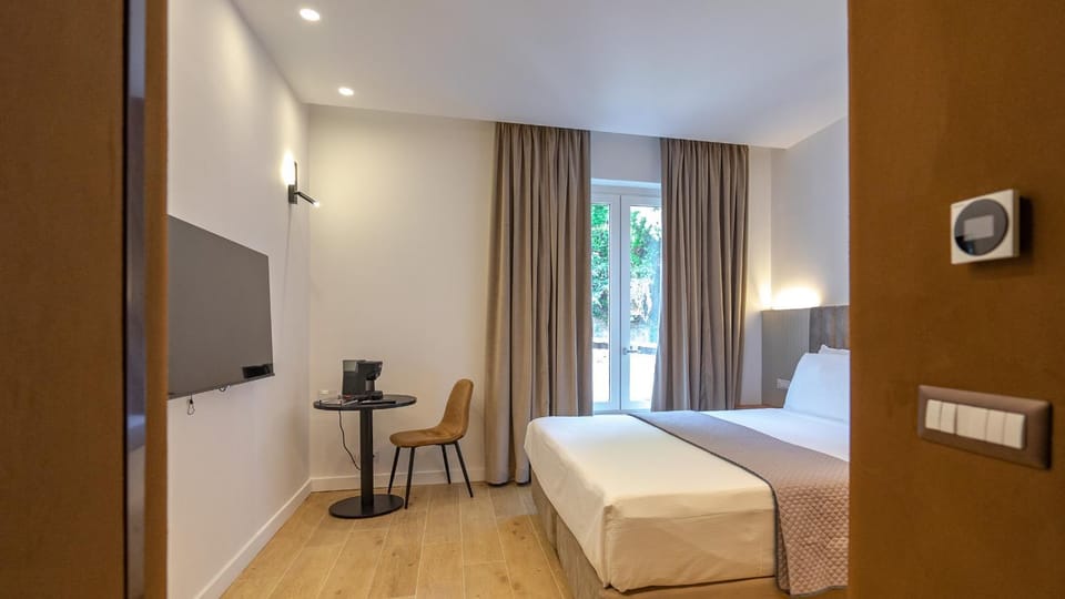 Bed, TV and multimedia, Bedroom, air conditioner