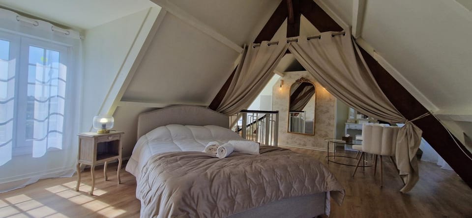 Photo of the whole room, Bedroom