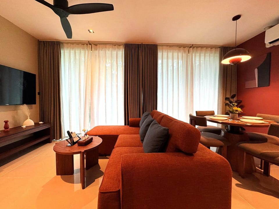 TV and multimedia, Living room, Seating area, Dining area