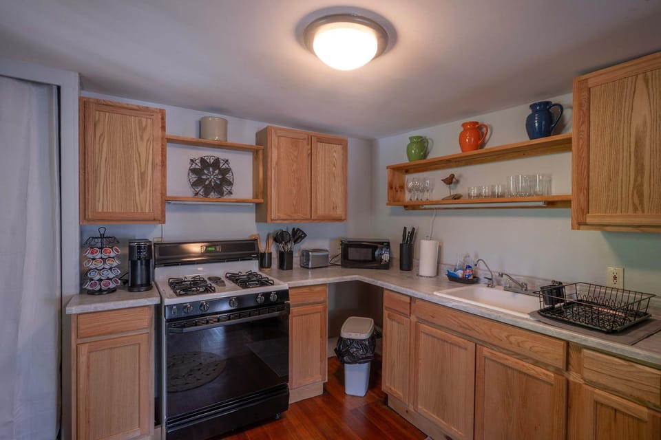 Kitchen or kitchenette, microwave, oven, stove