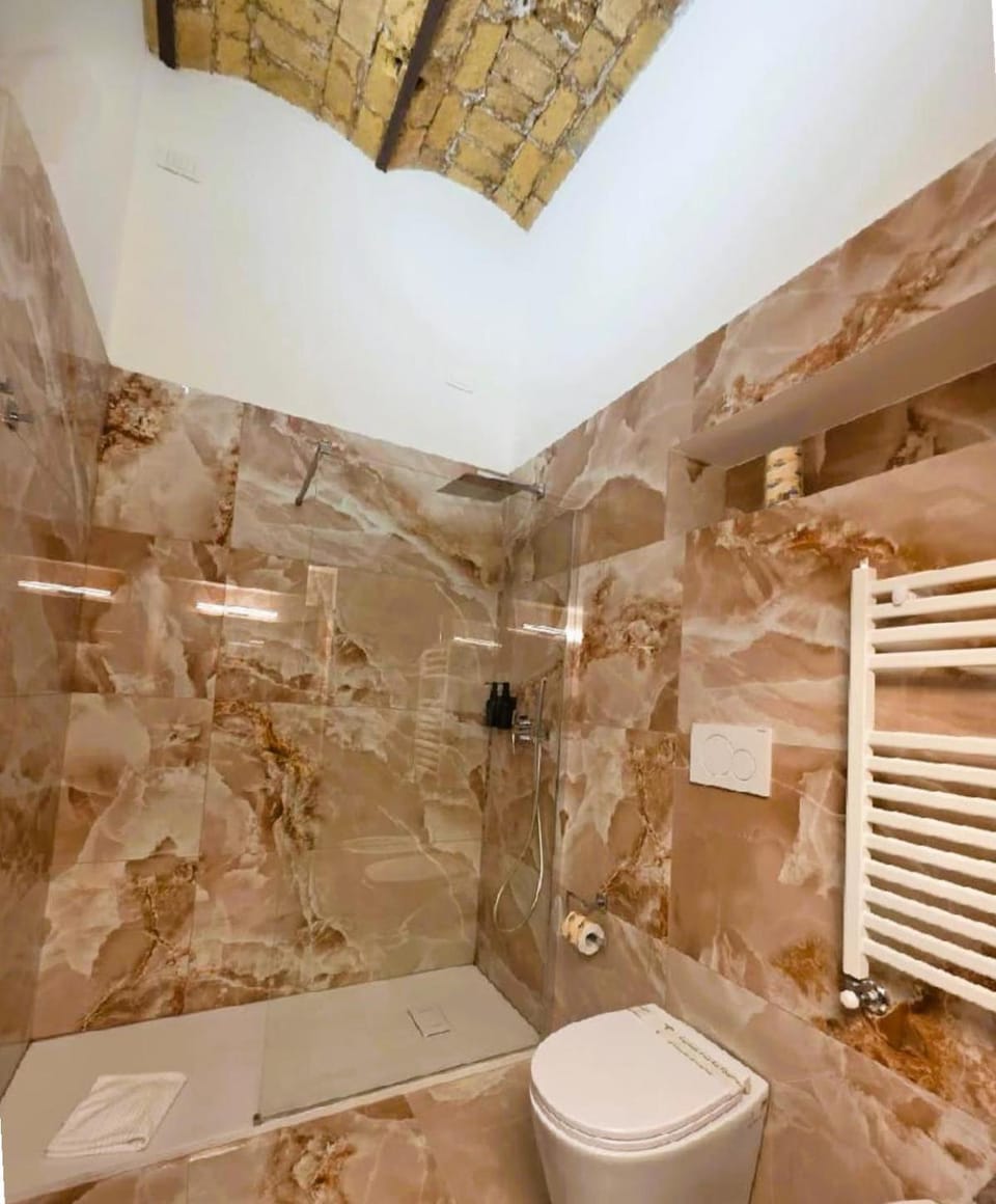 Shower, Toilet, Bathroom, bidet, towels