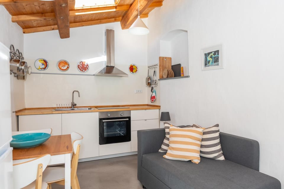 Kitchen or kitchenette, Seating area