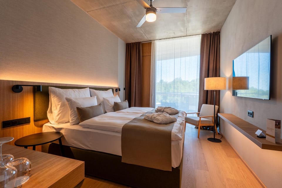 Bed, TV and multimedia, Photo of the whole room, Seating area, Bedroom