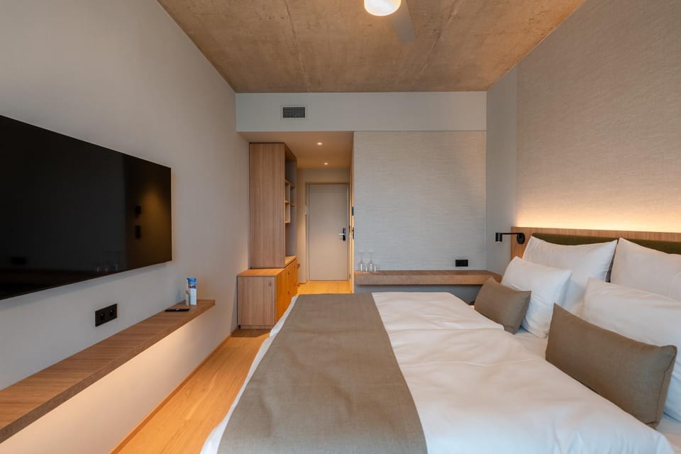 Bed, TV and multimedia, Photo of the whole room, Evening entertainment, Bedroom
