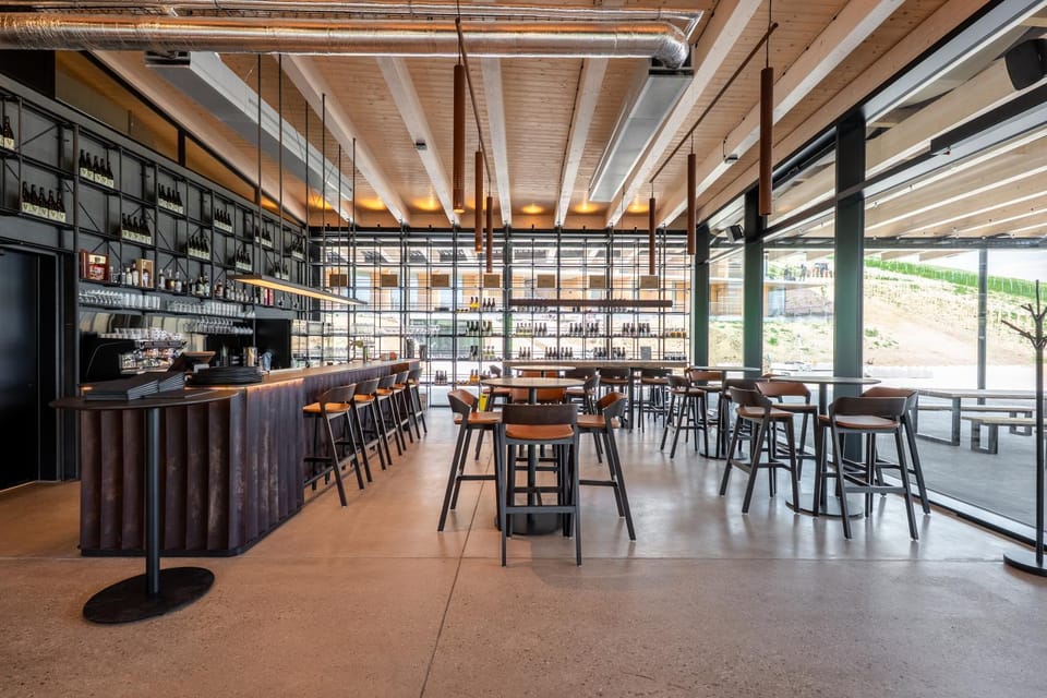 Restaurant/places to eat, Lounge or bar