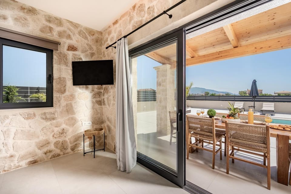 Communal lounge/ TV room, Day, TV and multimedia, View (from property/room), Balcony/Terrace, Dining area, Evening entertainment