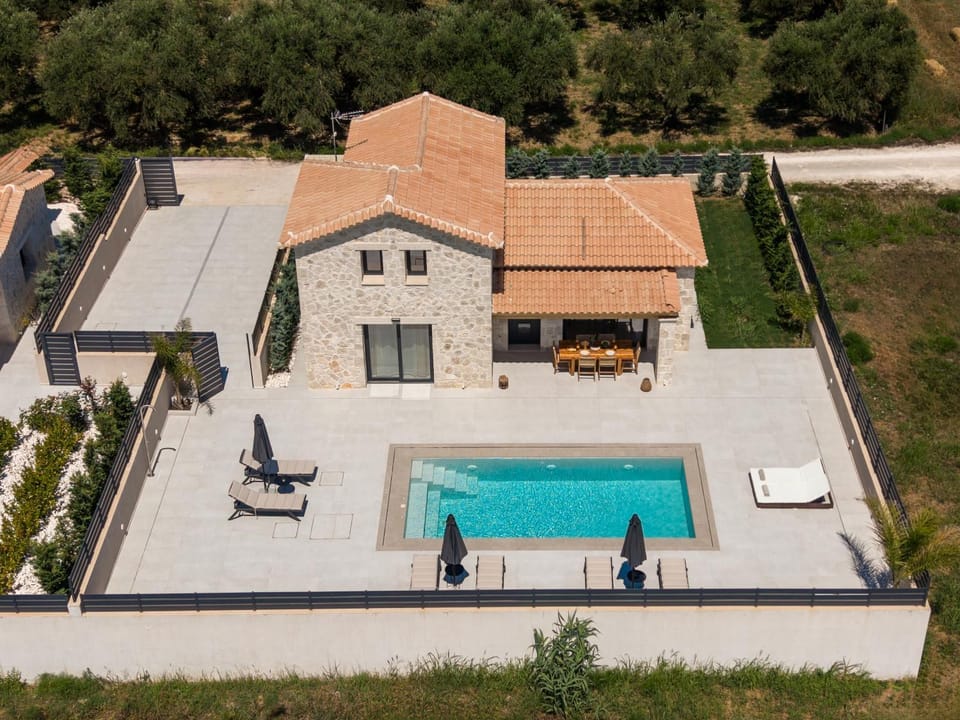 Property building, Patio, Day, Bird's eye view, Pool view, Swimming pool, sunbed