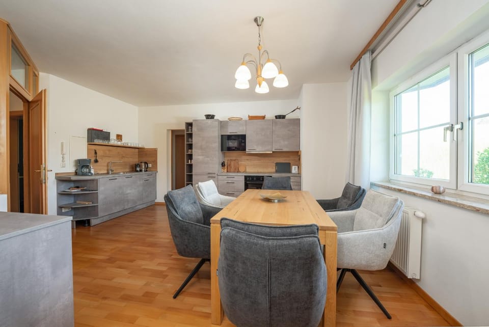 Kitchen or kitchenette, Seating area, Dining area, stove