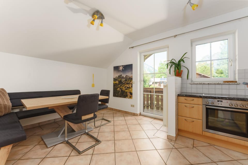 Kitchen or kitchenette, Seating area, Dining area, stove